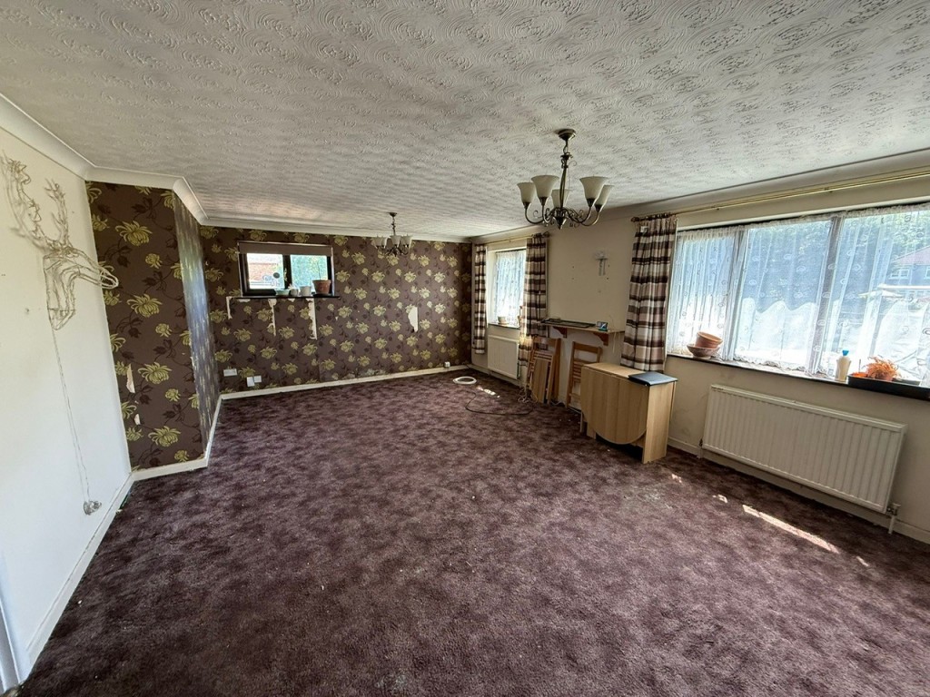 Lot: 48 - FORMER FUNERAL DIRECTORS WITH FLAT ABOVE AND LAND TO THE REAR - Alternative view of the living room